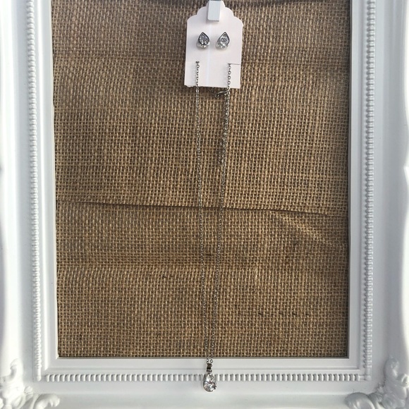 Stud Earring & Necklace Set - Picture 1 of 3